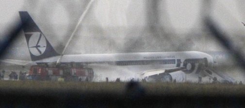 一架載231人客機(jī)波蘭迫降無(wú)傷亡 戰(zhàn)機(jī)護(hù)送(圖)