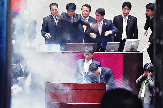 韓國(guó)國(guó)會(huì)通過韓美自貿(mào)協(xié)定 在野黨議員怒擲催淚彈