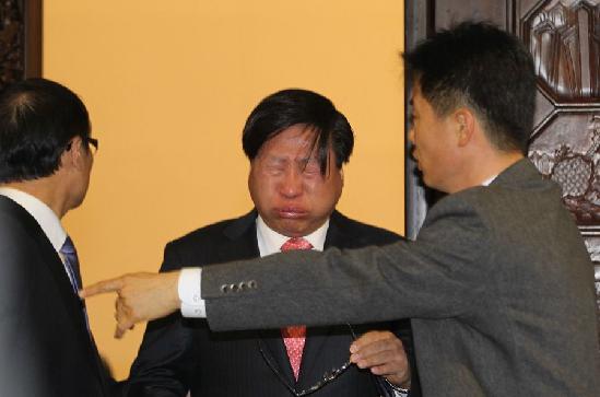 韓國(guó)國(guó)會(huì)通過韓美自貿(mào)協(xié)定 在野黨議員怒擲催淚彈