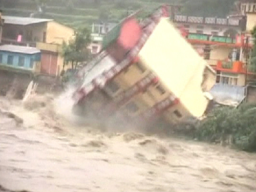 印度北部洪水致逾60人死亡 空軍直升機(jī)出動(dòng)救援
