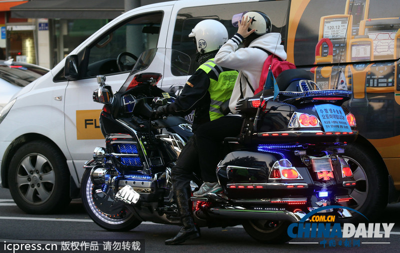 組圖：韓國高考今日舉行 學(xué)子跪地祈福警察騎摩托護送