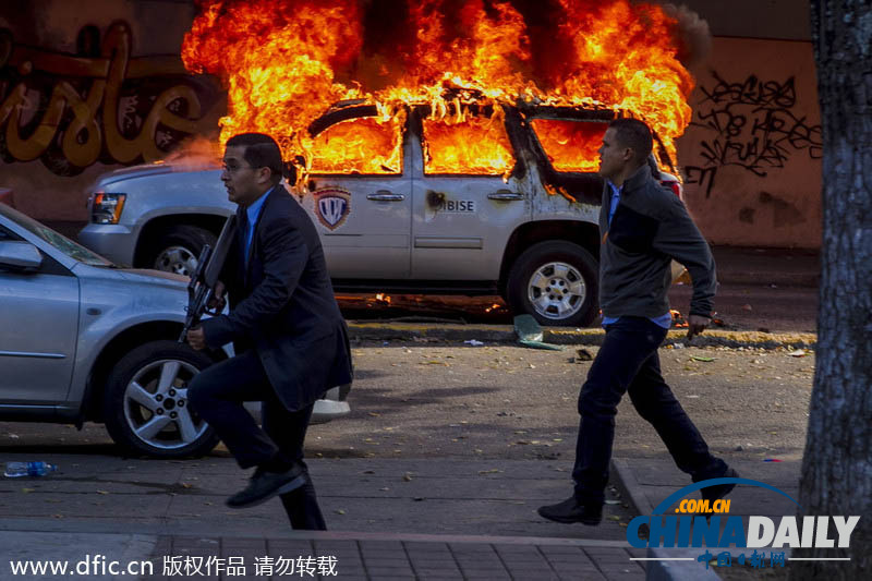 委內(nèi)瑞拉反對(duì)派與安全部隊(duì)激烈沖突 兩人死亡