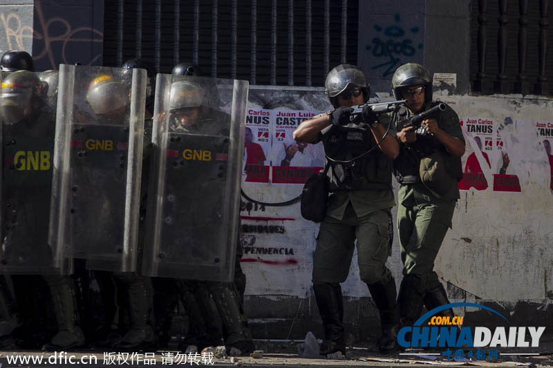 委內(nèi)瑞拉反對(duì)派與安全部隊(duì)激烈沖突 兩人死亡