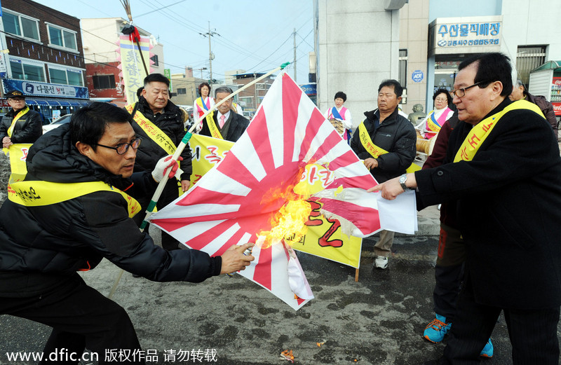 韓國(guó)民眾火燒日本軍旗 抗議其舉辦“竹島日”活動(dòng)