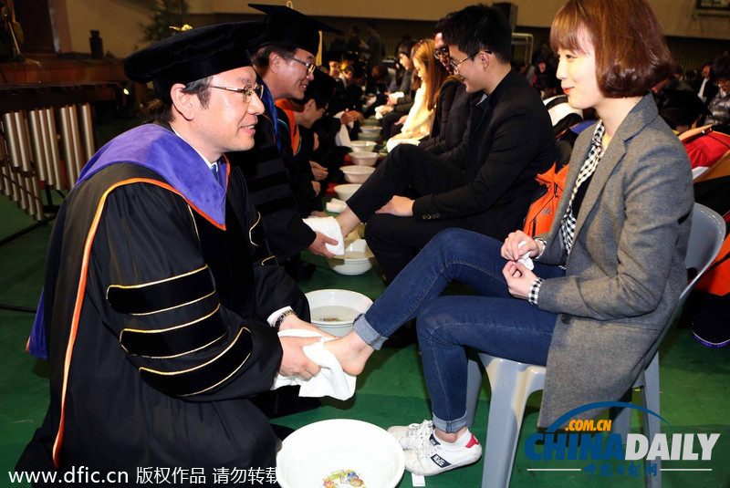 韓國大學(xué)校長教授為學(xué)生集體洗腳表達(dá)關(guān)愛（圖）