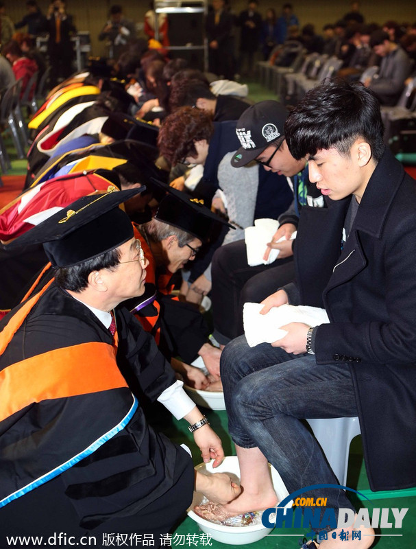 韓國(guó)大學(xué)校長(zhǎng)教授為學(xué)生集體洗腳表達(dá)關(guān)愛(ài)（圖）