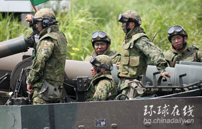 日本自衛(wèi)隊(duì)舉行軍演