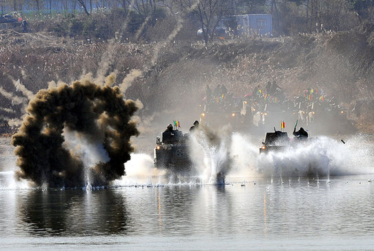 韓國陸軍進(jìn)行大規(guī)模渡河實(shí)戰(zhàn)訓(xùn)練