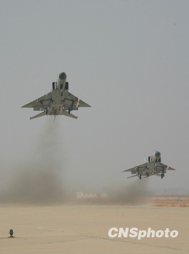 青島海軍航空兵駕戰(zhàn)機(jī)新年首飛