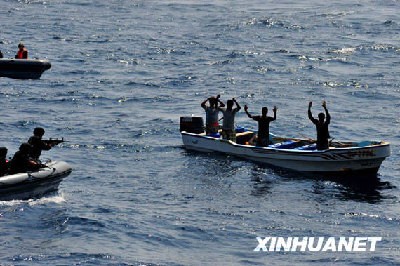中國海軍護(hù)航編隊(duì)首次?？糠侵薷劭诩继? style=
