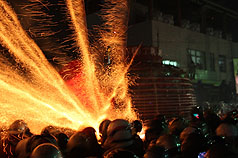 臺(tái)南縣鹽水蜂炮 數(shù)十萬發(fā)狂炸