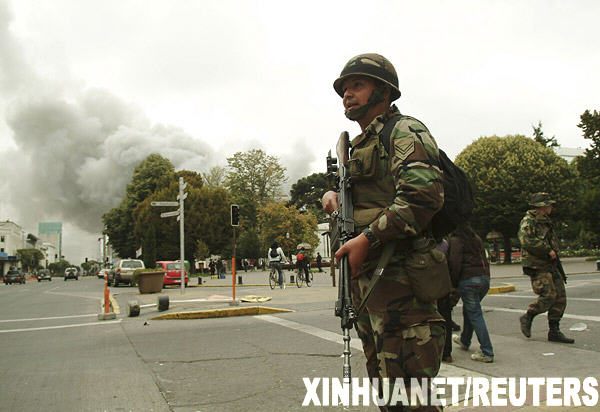 智利政府向?yàn)?zāi)區(qū)增派軍隊(duì)維持秩序[組圖]