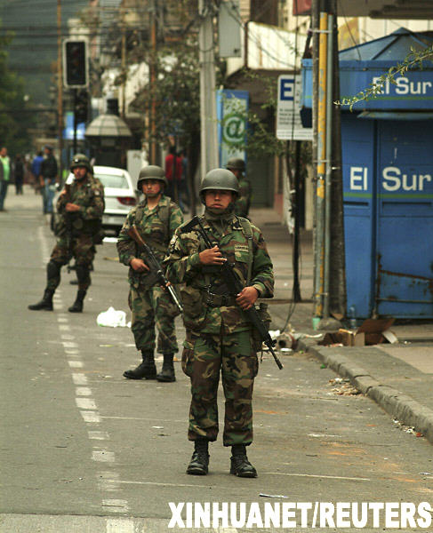 智利政府向?yàn)?zāi)區(qū)增派軍隊(duì)維持秩序[組圖]