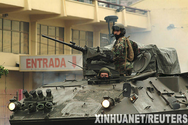 智利政府向災區(qū)增派軍隊維持秩序[組圖]