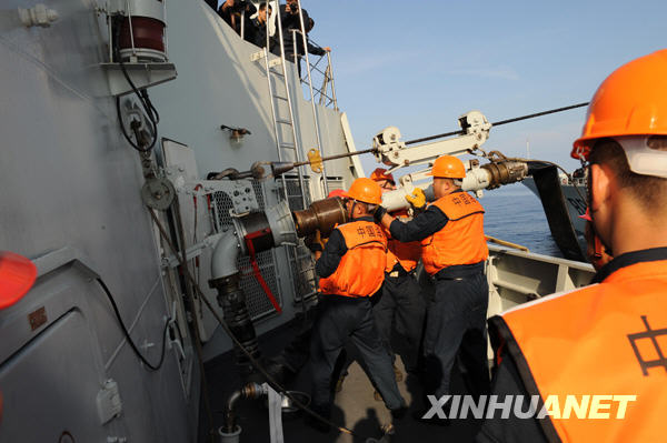 中國海軍第五批護(hù)航編隊(duì)進(jìn)行首次海上補(bǔ)給