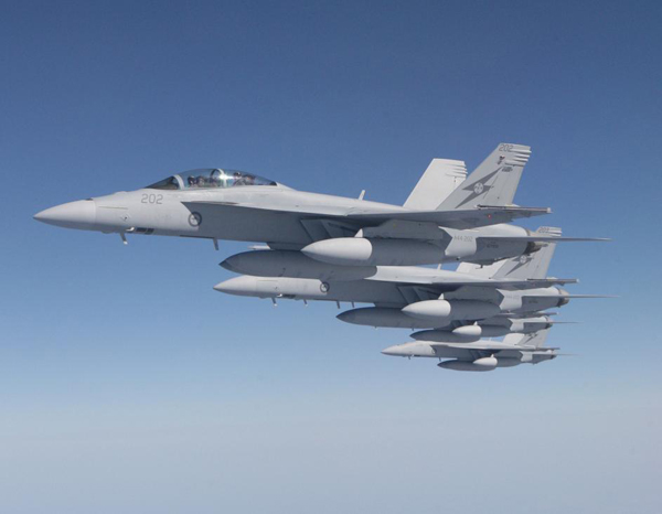 澳空軍首批超級大黃蜂戰(zhàn)機(jī)飛越太平洋回國