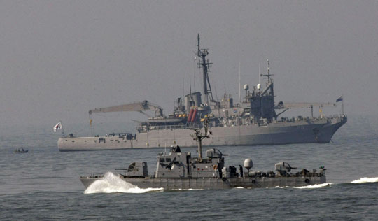 韓國軍方繼續(xù)搜救“天安艦”生存者[圖]