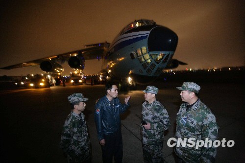 空軍出動大型運(yùn)輸機(jī)運(yùn)送救援人員和設(shè)備[組圖]