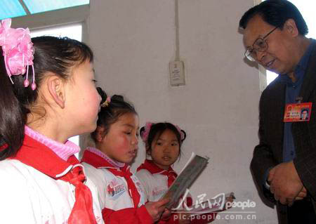 圖文：徐光春代表到京先看望農(nóng)民工子女