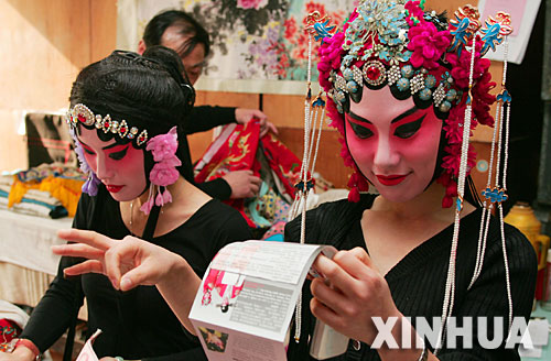 上海：京劇寫真受追捧 京劇復(fù)興待時(shí)日(組圖)
