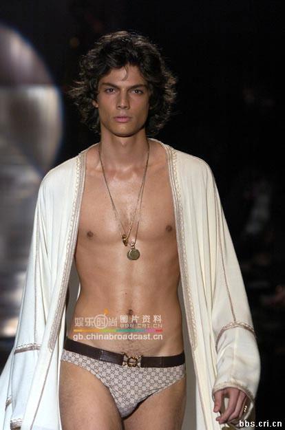 GUCCI 春季美男當?shù)?/><br/>
 </td>
</tr>

<tr>
<td></td>
</tr>
</table>

<div width=