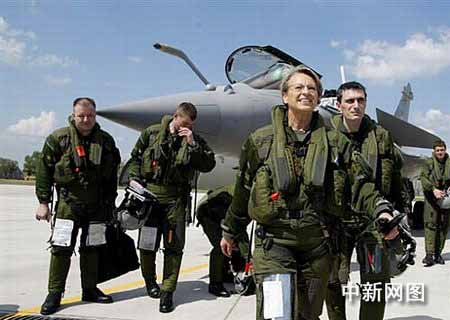 法國女國防部長駕駛新型戰(zhàn)機遨游藍天
