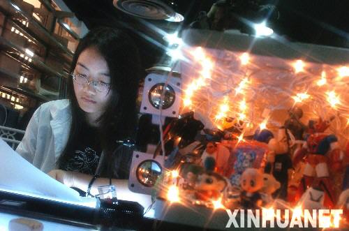 這是深圳怡景國家動漫產業(yè)基地的工作人員在進行動漫設計（2006年5月19日攝）。 