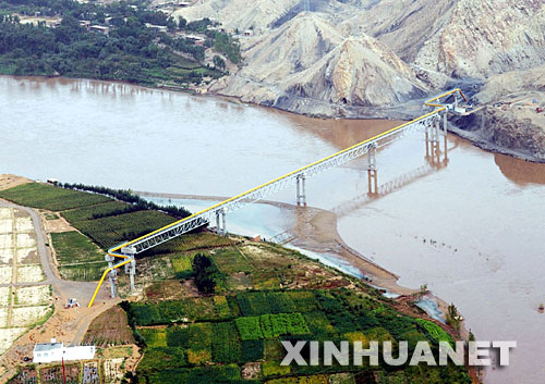 跨越黃河的西氣東輸管道運(yùn)行良好（2005年9月1日攝）。2004年10月，西氣東輸工程全線(xiàn)建成投產(chǎn)，開(kāi)通了我國(guó)橫貫東西的一條能源大動(dòng)脈，對(duì)于推進(jìn)西部大開(kāi)發(fā)、加快中西部地區(qū)發(fā)展、推進(jìn)產(chǎn)業(yè)結(jié)構(gòu)調(diào)整和能源結(jié)構(gòu)優(yōu)化發(fā)揮了重大作用。 新華社發(fā) 