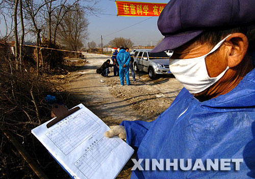 在過去的五年里，面對非典、禽流感等疫情，面對地震、洪水等自然災(zāi)害，我們的黨帶領(lǐng)全國人民萬眾一心，眾志成城，取得了一次又一次的勝利。各級黨委、政府果斷決策、精心組織、科學(xué)調(diào)度，各部門團(tuán)結(jié)協(xié)作、密切配合，廣大軍民團(tuán)結(jié)奮戰(zhàn)、頑強(qiáng)拼搏，最大限度地維護(hù)了人民群眾的利益。從抗擊非典到阻擊禽流感，從抵御臺風(fēng)到?jīng)Q戰(zhàn)洪水，實(shí)踐再次證明，黨中央始終堅(jiān)持以人為本，著力關(guān)注民生。不論社會(huì)發(fā)生怎樣的變化，黨的根本宗旨從來沒有變，也永遠(yuǎn)不會(huì)變。 2005年11月9日，工作人員在遼寧省黑山縣八道壕鎮(zhèn)秦屯村對過往車輛進(jìn)行登記。遼寧省各級黨組織和廣大共產(chǎn)黨員在防控禽流感工作中堅(jiān)決阻止禽流感向人的傳播，充分體現(xiàn)、錘煉、展示并檢驗(yàn)了中國共產(chǎn)黨組織和共產(chǎn)黨員的先進(jìn)性。 新華社發(fā) 