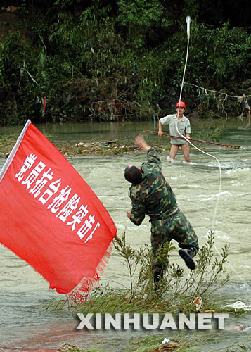 2005年7月20日，福建省柘榮縣電力公司的黨員突擊隊(duì)在修復(fù)被洪水沖壞的電線。 新華社發(fā) 