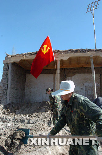 2005年3月10日，新疆烏什縣衛(wèi)生系統(tǒng)的黨員突擊隊(duì)來到災(zāi)區(qū)，為地震中失去房屋的村民修建新房。 新華社發(fā) 