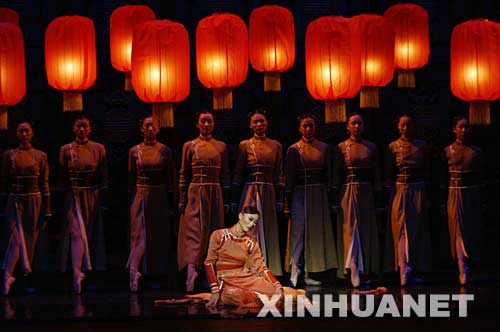 這是2005年10月7日，在美國首都華盛頓的肯尼迪表演藝術(shù)中心，中國中央芭蕾舞團(tuán)的演員們?cè)谘莩霭爬傥鑴　洞蠹t燈籠高高掛》。     近年來，廣大文藝工作者始終堅(jiān)持“二為”方向和“雙百”方針，實(shí)施精品工程，成果顯著。繁榮興旺的文藝創(chuàng)作，層出不窮的精品佳作，極大豐富和滿足了廣大人民群眾的精神需要，有力地推動(dòng)了社會(huì)的和諧與進(jìn)步。     新華社發(fā) 