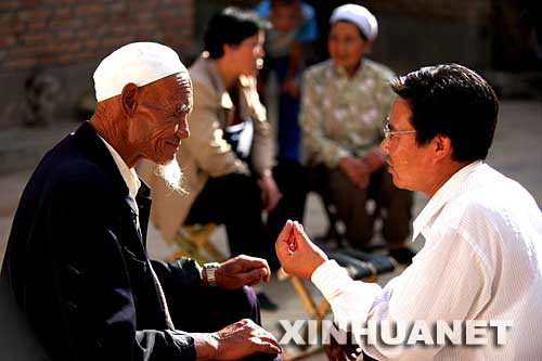 2005年8月12日，寧夏回族自治區(qū)西吉縣吉強(qiáng)鎮(zhèn)干部在一村民家調(diào)解鄰里糾紛。吉強(qiáng)鎮(zhèn)在開展保持共產(chǎn)黨員先進(jìn)性教育活動中，努力構(gòu)建社會主義和諧社會。鎮(zhèn)黨委針對鄰里、婚姻、征地拆遷、民族宗教等易發(fā)矛盾糾紛的重點(diǎn)，做好排查摸底，堅持把矛盾和問題解決在萌芽狀態(tài)，化解在村鎮(zhèn)，真正做到“小事不出村、大事不出鎮(zhèn)、矛盾不上交”。 新華社發(fā) 