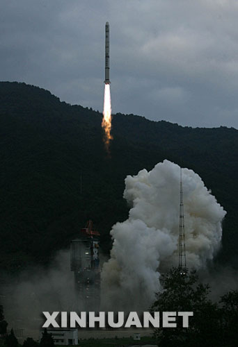 10月24日18時05分，搭載著我國首顆探月衛(wèi)星嫦娥一號的長征三號甲運載火箭在西昌衛(wèi)星發(fā)射中心三號塔架點火發(fā)射。
