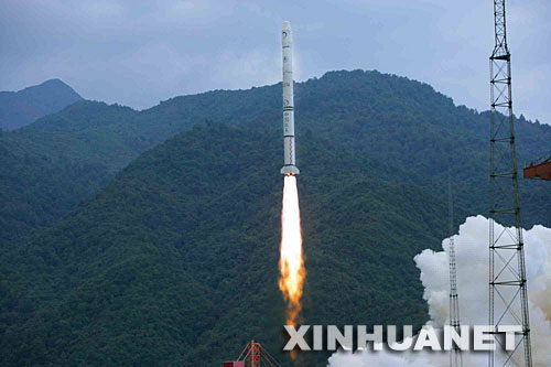 　10月24日18時05分，搭載著我國首顆探月衛(wèi)星嫦娥一號的長征三號甲運載火箭在西昌衛(wèi)星發(fā)射中心三號塔架點火發(fā)射。 