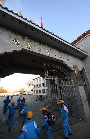 圖文：拉薩市第一小學(xué)學(xué)生走進學(xué)校