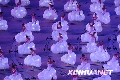 9月6日晚8點，北京2008年殘奧會開幕式在國家體育場“鳥巢”舉行。這是開幕式上的文藝表演。