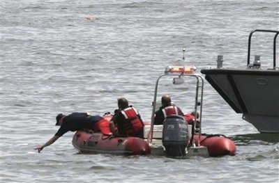 紐約2架飛機(jī)相撞墜河或致9人遇難(圖)