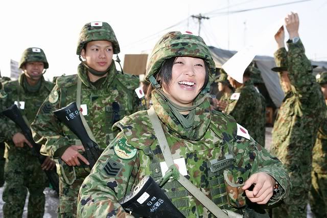 日本陸上自衛(wèi)隊請模特拍宣傳海報提升形象