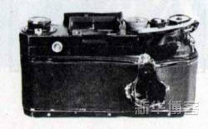 1915-1945年極具震撼力的戰(zhàn)爭新聞?wù)掌?/></a></p>

<p>　　哪里有沖突，哪里有戰(zhàn)爭，哪里就有出生入死忘我工作的新聞記者。正是他們冒著生命危險在那動蕩不安的環(huán)境里用高度敬業(yè)的精神為我們留下了一張張極具震撼力的照片，揭露丑惡、反映真相，張張照片有血有淚！</p>

<p>　　(照片中的35mm徠卡相機，最后相機的主人隨同這部相機一起被一顆子彈穿過，留下了永恒的一瞬間)</p>

<br/>
(來源： 新華博客)</div>
</div>

<div width=