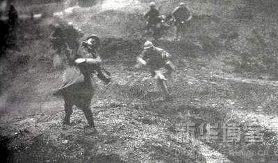 1915-1945年極具震撼力的戰(zhàn)爭新聞?wù)掌?/></a></p>

<p>　　法德雙方在凡爾登展開了拉鋸戰(zhàn)，無論是勝利還是失敗，雙方都付出了同樣的代價：法軍傷亡了35萬人，德軍也差不多。照片上沖在最前的法軍士兵永遠(yuǎn)地停止在這一刻——永遠(yuǎn)地告別了戰(zhàn)場。中彈士兵朝后仰的身體與一群正向前沖鋒的戰(zhàn)士形成了強(qiáng)烈的對比！(1916.法國)</p>

<br/>
(來源： 新華博客)</div>
</div>

<div width=