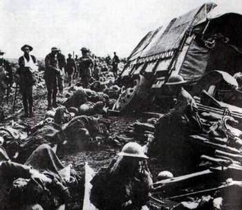 1915-1945年極具震撼力的戰(zhàn)爭(zhēng)新聞?wù)掌?/></a></p>

<p>　　一次大戰(zhàn)中英軍主要的供應(yīng)線中最危險(xiǎn)的一條是莫寧路。自然這也是傷亡最多的地點(diǎn)之一。澳大利亞士兵在兩次大戰(zhàn)中都竭盡全力為其宗主國(guó)英國(guó)而戰(zhàn)，經(jīng)常被安排在最危險(xiǎn)最艱苦的最前線，甚至于是“無(wú)緣無(wú)故”地參戰(zhàn)，然而戰(zhàn)爭(zhēng)并沒(méi)有波及到澳大利亞本土。</p>

<p>　　照片所示的為澳大利亞傷兵從莫寧路前線步行返回，路邊已經(jīng)躺滿了那些無(wú)法走動(dòng)的傷兵。缺醫(yī)少藥將使得這些傷兵要承受更多的痛苦——或終生致殘，或漸漸死去……（佚名 1917年）</p>

<br/>
(來(lái)源： 新華博客)</div>
</div>

<div width=
