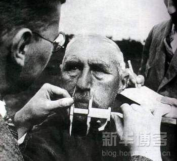 1915-1945年極具震撼力的戰(zhàn)爭新聞?wù)掌?/></a></p>

<p>　　如果有人懷疑希特勒的前生是一個動物飼養(yǎng)員這并不奇怪，他對血統(tǒng)的興趣的確大大超過了常人。自一戰(zhàn)前在維也納吸收了種族理論之后，猶太人就成為他和黨徒的仇恨目標(biāo)。</p>

<p>　　照片顯示的是在納粹對猶太人的迫害達(dá)到極致時，調(diào)查者們在測量一個老人的鼻子尺寸，以便與標(biāo)準(zhǔn)量化指標(biāo)對比后，確定他是否一個猶太人或者有那么一點(diǎn)猶太人血統(tǒng)。帶著憤怒和疑惑的雙重成分，這位老人也用目光打量著對方的鼻子。有些情況下一個人的命運(yùn)取決于對他或她的某些特征的測量。為了逃避類似的侮辱，包括愛因斯坦在內(nèi)的一大批德國科學(xué)家、文化界精英紛紛逃離了德國。(德國 1933年)</p>

<br/>
(來源： 新華博客)</div>
</div>

<div width=