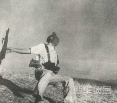 1915-1945年極具震撼力的戰(zhàn)爭(zhēng)新聞?wù)掌?/></a></p>

<p>　　這個(gè)白衣戰(zhàn)士在中彈倒地的一瞬，電光火石之間，他在想什么？愕然？后悔？還是想開(kāi)最后的一槍？1936年夏天，西班牙內(nèi)戰(zhàn)爆發(fā)。這是1936年9月在西班牙內(nèi)戰(zhàn)中哥多華前線一名戰(zhàn)士被子彈擊中的瞬間。(羅伯特.庫(kù)柏 1936年)</p>

<br/>
(來(lái)源： 新華博客)</div>
</div>

<div width=