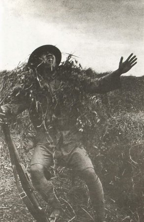 1915-1945年極具震撼力的戰(zhàn)爭新聞?wù)掌?/></a></p>

<p>　　朱文海是一位參軍僅半年的新兵。在一次追剿一小股竄至國民黨軍后方陣地的日軍偵察兵時，被一顆子彈擊中腹部。他受傷的一瞬間被隨軍記者照了下來。以后朱文海的命運無人知曉。(中國 1939年)</p>

<br/>
(來源： 新華博客)</div>
</div>

<div width=
