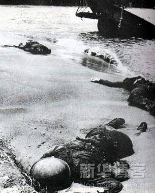 1915-1945年極具震撼力的戰(zhàn)爭(zhēng)新聞?wù)掌?/></a></p>

<p>　　照片顯示的是3名陣亡的美軍士兵躺在新幾內(nèi)亞的伯納海灘。這是在1943年1月的一次戰(zhàn)斗之后。它們是被隱藏在背景上的沉船殘骸里的日本人伏擊而致命的。這些照片是來自太平洋戰(zhàn)線最早描寫美軍陣亡的照片，它們表明戰(zhàn)爭(zhēng)中沒有真正意義上的勝利者?。ㄐ聨變?nèi)亞.1943）</p>

<br/>
(來源： 新華博客)</div>
</div>

<div width=