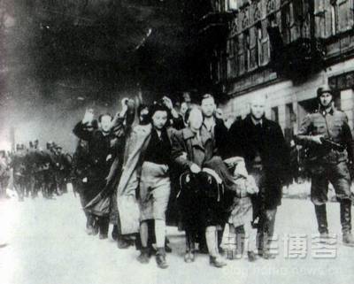 1915-1945年極具震撼力的戰(zhàn)爭新聞?wù)掌?/></a></p>

<p>　　到了1944年，德國已經(jīng)日薄西山。在西線，美英軍隊(duì)在諾曼底登陸，在東線，蘇聯(lián)步步進(jìn)迫，德軍損失慘重，戰(zhàn)爭已經(jīng)變得毫無希望。在這一年里，蘇軍占領(lǐng)了波蘭的東部和東南部地區(qū)，但華沙仍然在德軍手中。在華沙，猶太人的苦難遠(yuǎn)沒有結(jié)束：希特勒對猶太人的屠殺因?yàn)閼?zhàn)局的不利不但沒有停止反而加速了。圖為一支被德軍押送的猶太人隊(duì)伍，隊(duì)伍中的人有的舉起雙手，走在最前的一家若有所思，但他們知道，他們已經(jīng)沒有生存的希望了。（這幅照片由一不知名的德國攝影記者攝于1944年陷落中的華沙。）</p>

<br/>
(來源： 新華博客)</div>
</div>

<div width=
