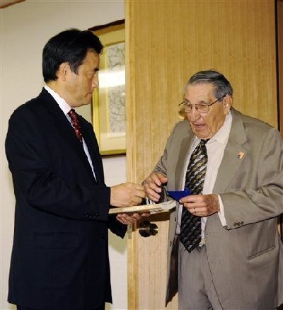 日本外相向二戰(zhàn)時期美軍幸存戰(zhàn)俘及家屬道歉(圖)