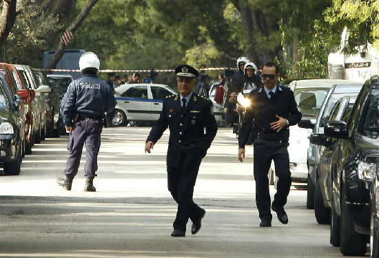 雅典連連接到炸彈包裹 議會(huì)外和多國使館發(fā)生爆炸
