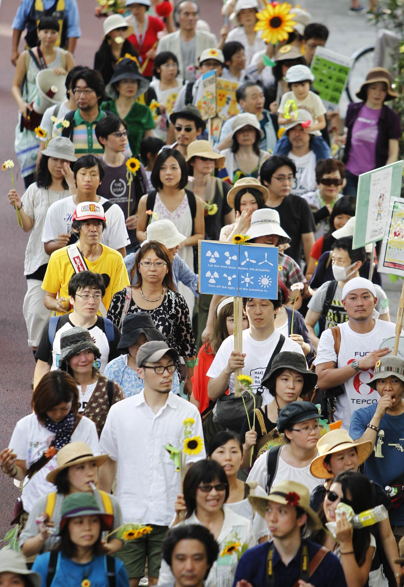 日本紀(jì)念3·11地震半周年 新內(nèi)閣默哀、多地爆發(fā)反核示威